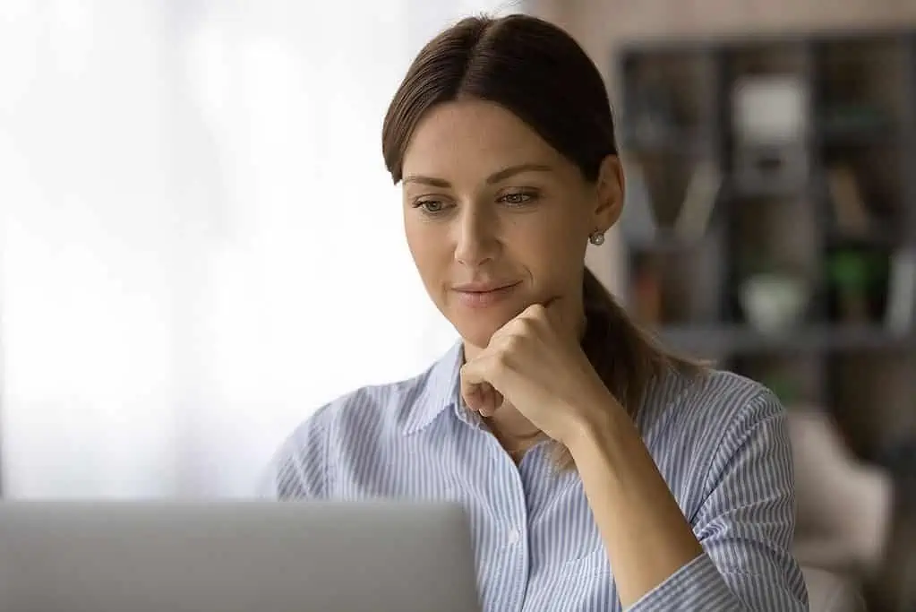 A women looking at her computer screen